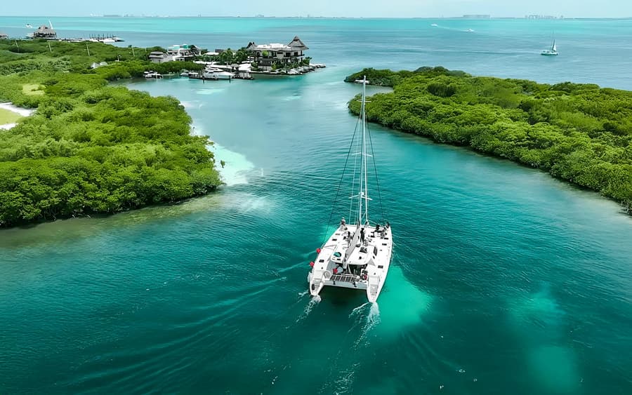 Isla Mujeres Catamaran Tour with Open Bar, Snorkelling and Buffet