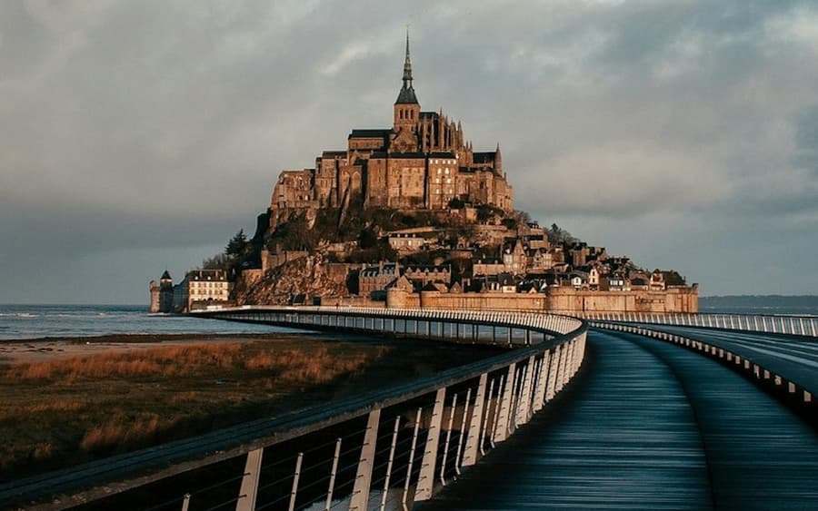 Mont Saint-Michel: Entry Ticket and Guided Day Tour from Paris
