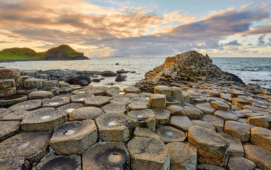 From Belfast: Giant’s Causeway, Dark Hedges & Dunluce Castle Full-Day Tour