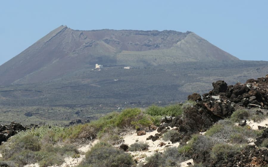 La Corona Volcano & Famara Cliffs: Guided Tour + Transfers