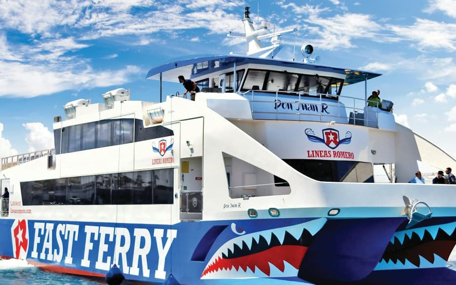 Lanzarote: Guided Tour from Fuerteventura + Wine Tasting