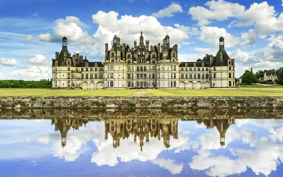 From Paris: All Day Loire Valley Small Group Guided Tour with Entry Tickets