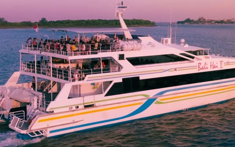 Bali: Sunset Dinner Cruise + Cabaret Show + Live Music