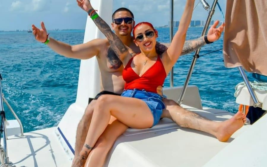 Isla Mujeres: Catamaran Tour with Snorkeling & Beach Club from Cancún