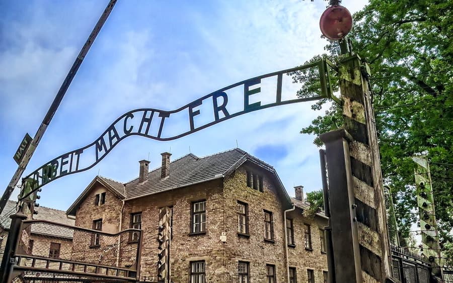 From Warsaw: Auschwitz-Birkenau Tour with Premium Train Transportation