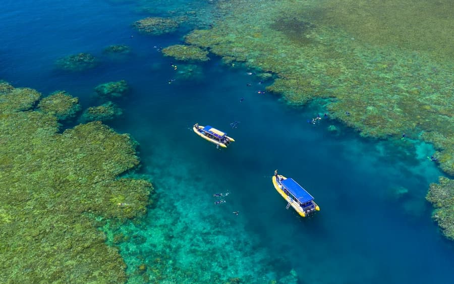 Whitsunday Islands: 1-Hr Flight + Guided Tour from Airlie Beach + Snorkelling