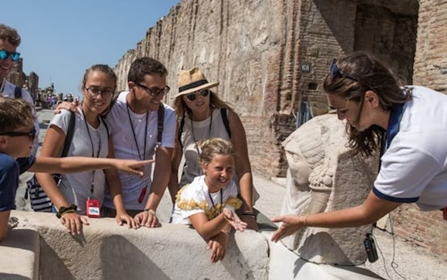 Pompeii: Leiðsöguferð og forgangur á aðgang + Fram og til baka ferð frá Sorrentó
