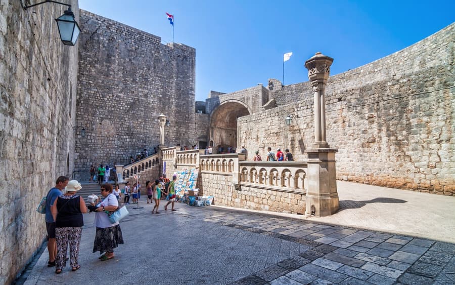 تور پیاده‌روی با راهنما در King's Landing در دوبروونیک