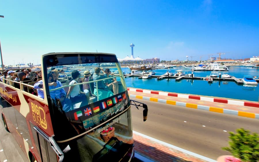 Big Bus: Tour de Autocarro Hop-On Hop-Off em Abu Dhabi com Visita Guiada à Mesquita Sheikh Zayed
