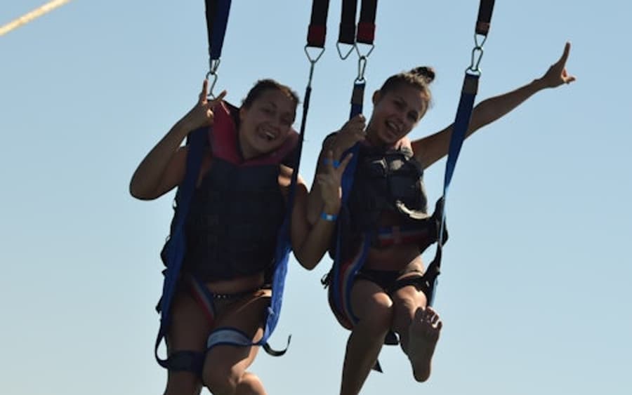 Hurghada: Experiência Guiada de Parasailing + Transferência de Ida e Volta