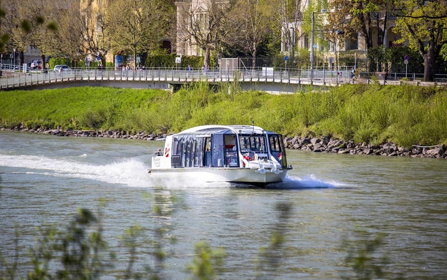 Wisata Kota Salzburg dengan Kapal di Sungai Salzach