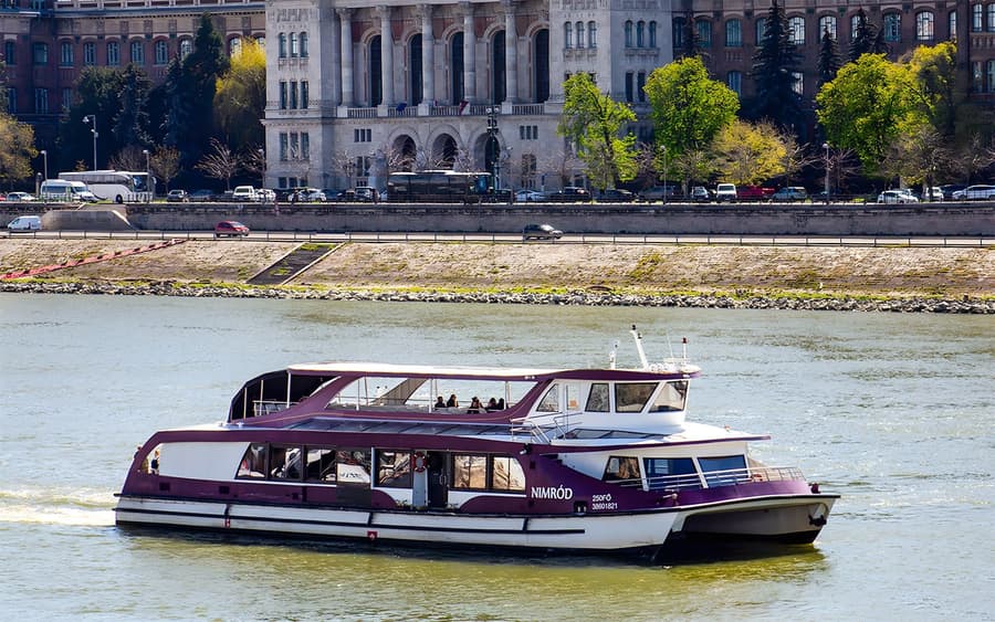 Budapest Evening Danube River Sightseeing Cruise with Unlimited Prosecco