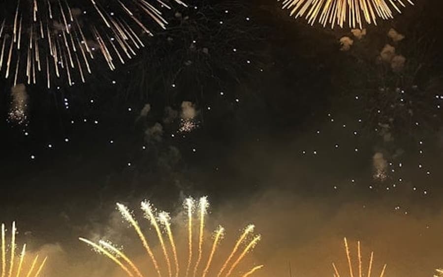 איי לרין: שייט בן 2.5 שעות לצפייה בזיקוקים מקאן