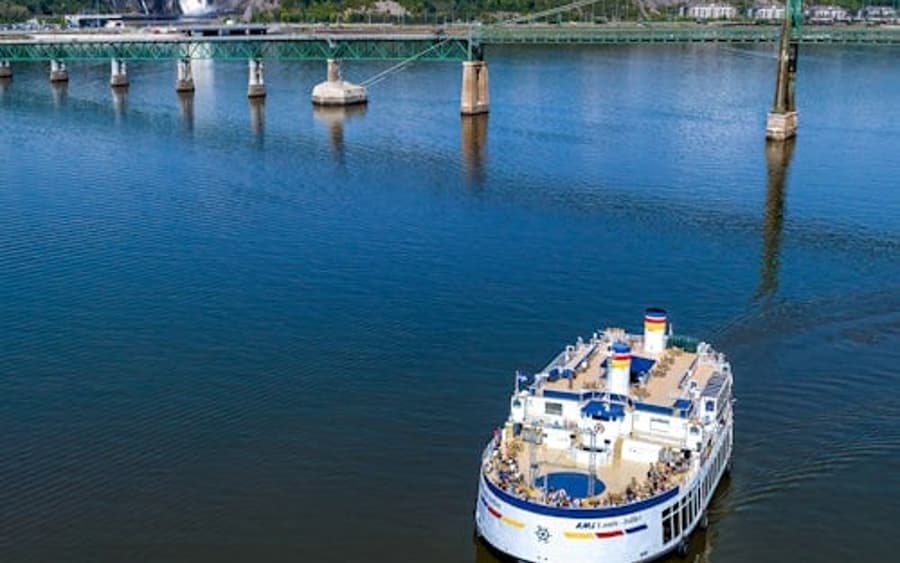 Quebec City: Guided Day Trip from Montreal with Montmorency Falls & Cruise