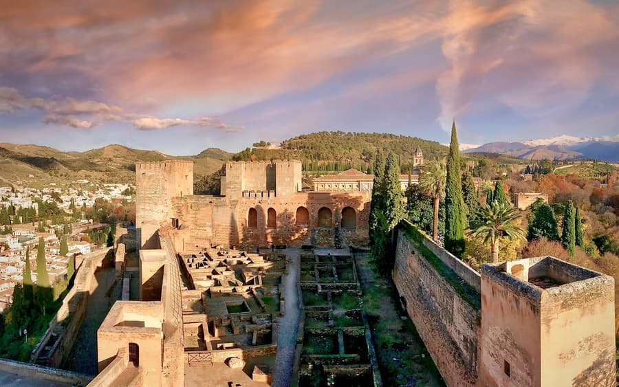 Ohne Anstehen: Geführte Tour durch die Alhambra ab Sevilla