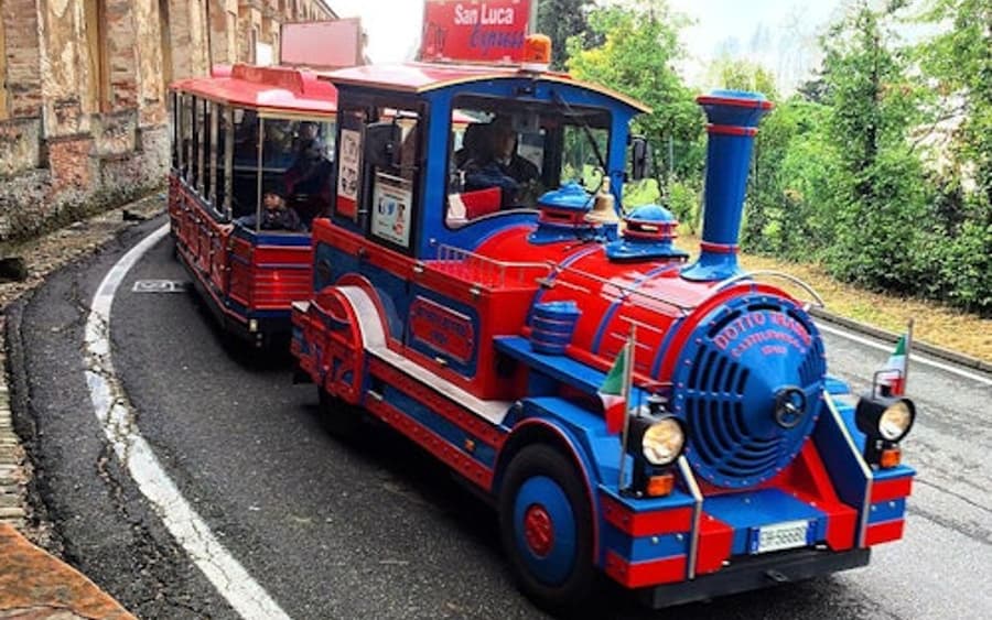 Kombinovaná vstupenka na červený autobus městem Bologna a San Luca Express: Kombinovaná vstupenka s ochutnávkou jídla