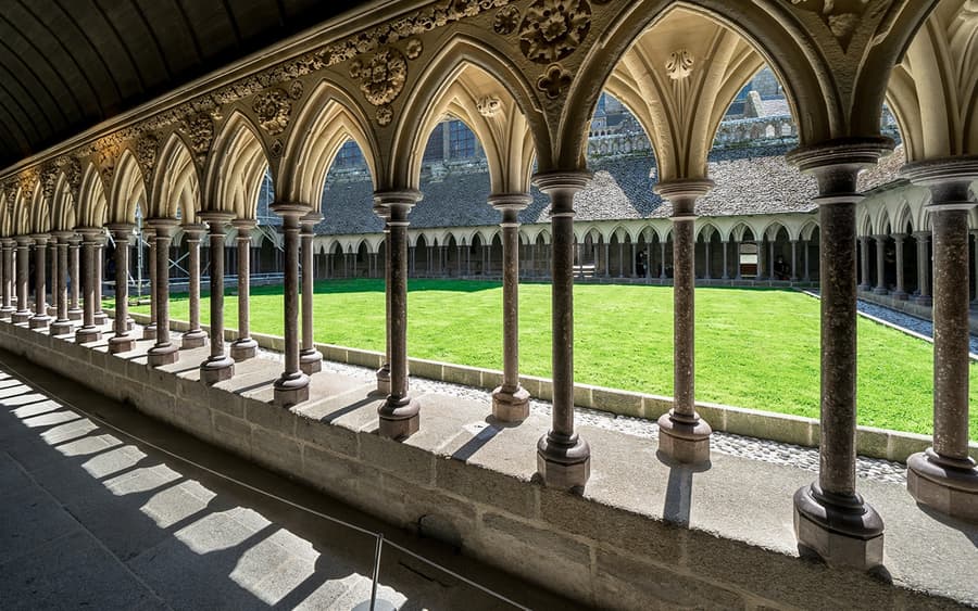 Full-Day Guided Tour of Mont-Saint-Michel with Round-Trip Transfers from Paris