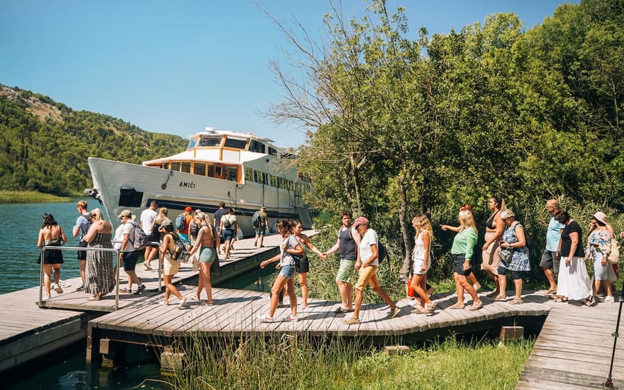 Desde Split: Excursión guiada de día completo al Parque Nacional de Krka con paseo en barco y degustación de vinos