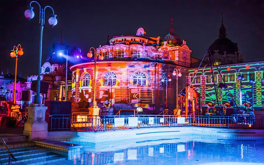 Sparty: Fiesta de Spa Nocturna Definitiva en el Balneario Szechenyi