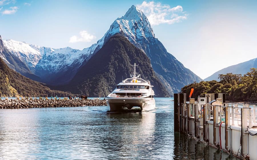 Desde Queenstown: Excursión de un día a Milford Sound con crucero, caminatas y traslados de regreso