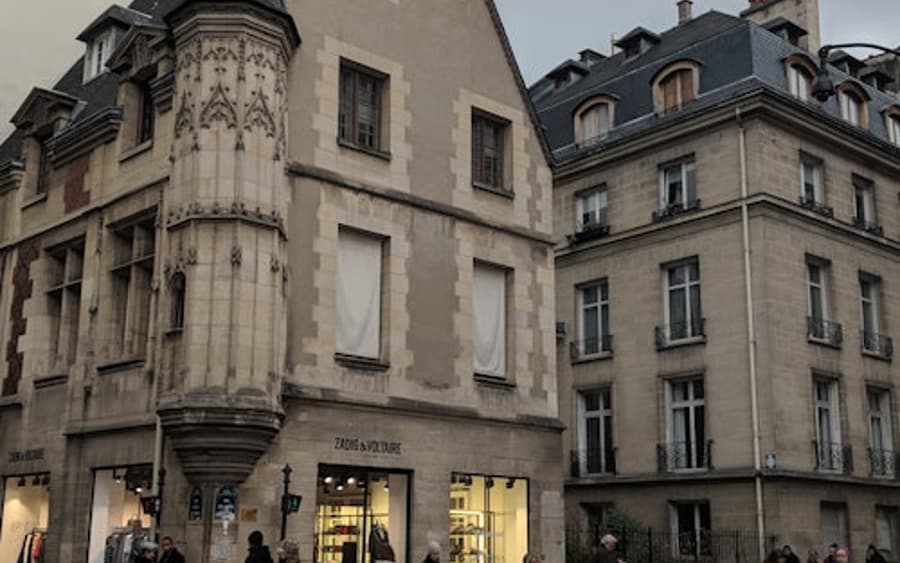 パリでのショッピング：フレンチファッション、フレグランス、マレ地区での楽しみ