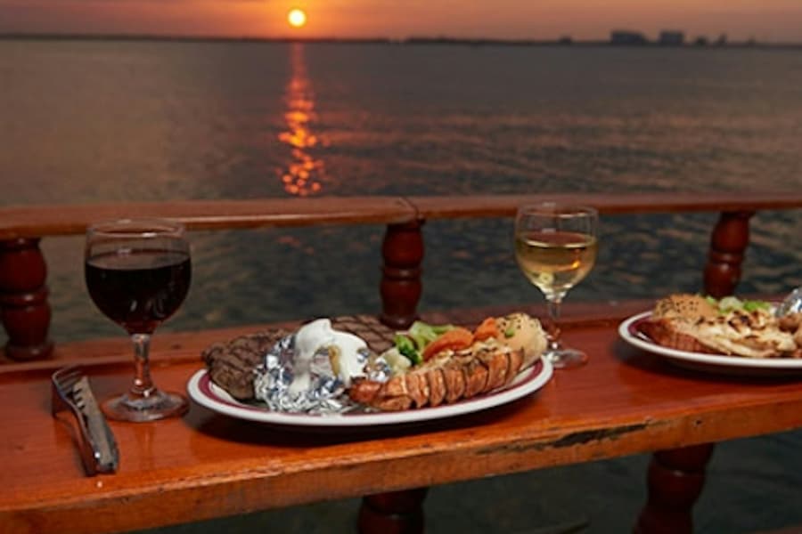 Cancún: Columbus Dinner Cruise and Live Music, Isla Mujeres