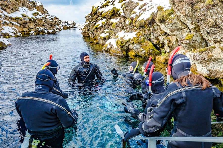 Silfra: Snorkeling or scubadiving between two continents tour with photos, Reykjavik