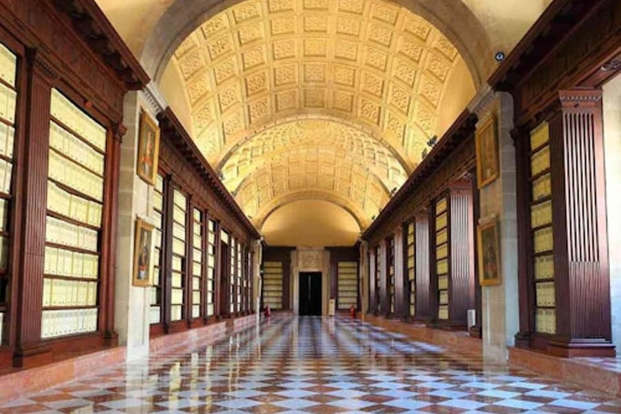 ઇન્ડિયાસ આર્કાઈવસ સિવિલે: માર્ગદર્શનTour, at Archivo de Indias, Seville
