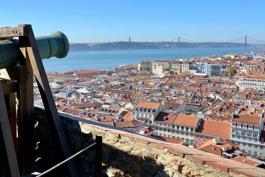 Lisbon: Guided Walking Tour + São Jorge Castle Visit, at Lisbon City Tours