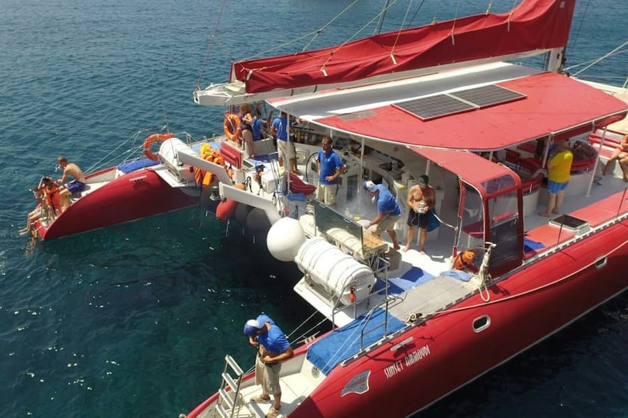 Santorini: Red Morning Cruise + Meal + Transfers, Firá