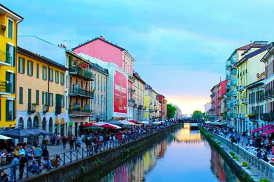 Aperitif by boat on the Navigli, at Milan Cruises
