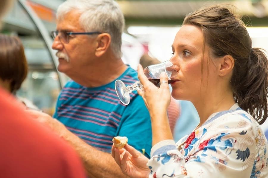 Paris: Marché d'Aligre Guided Walking Food Tour