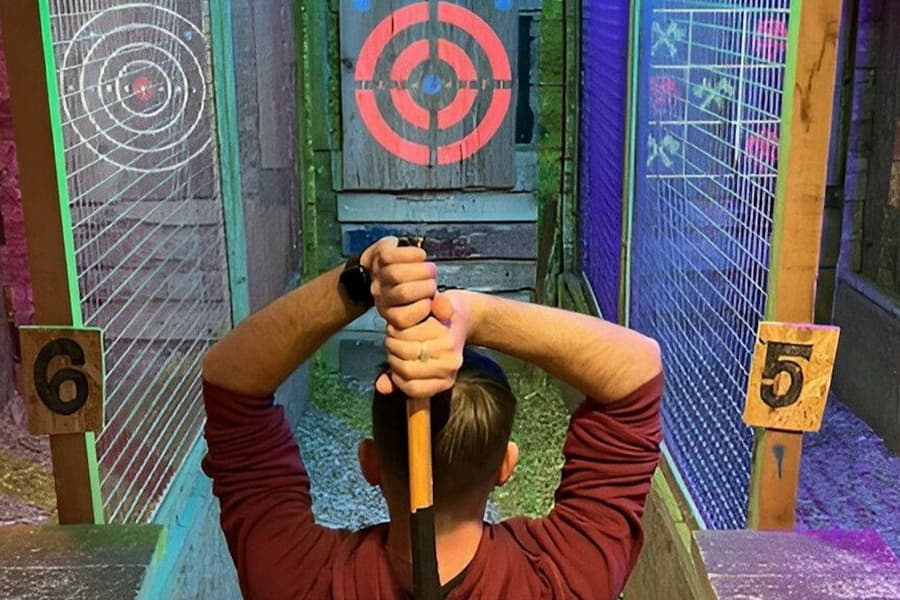 El Hachazo: Classic 1-Hr Axe Throwing Session, at El Hachazo Valencia, Valencia