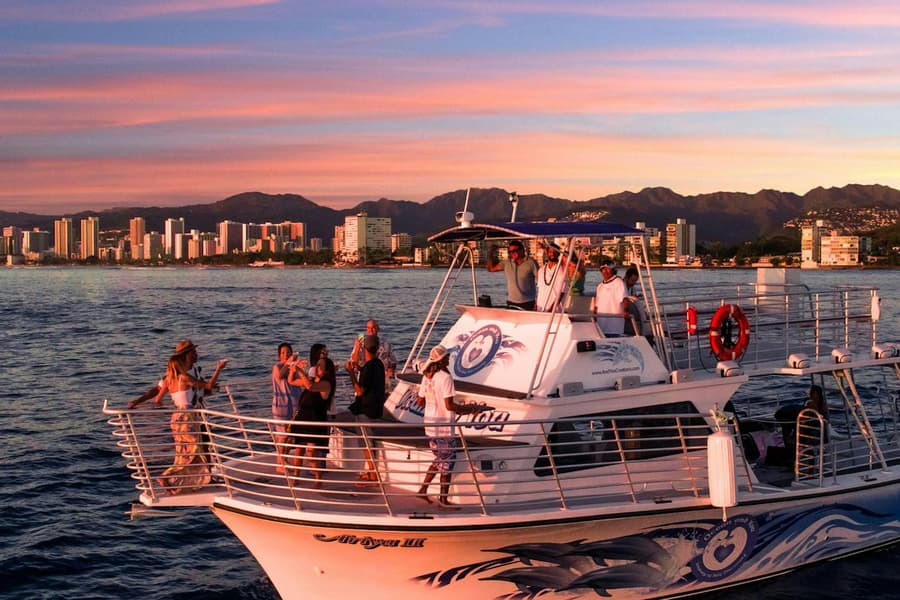 Waikiki: Booze Cruise with Live DJ, Honolulu