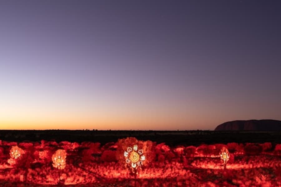 Uluru: Visita a l'alba + Trasllats + Guia d'àudio + Esmorzar, Yulara