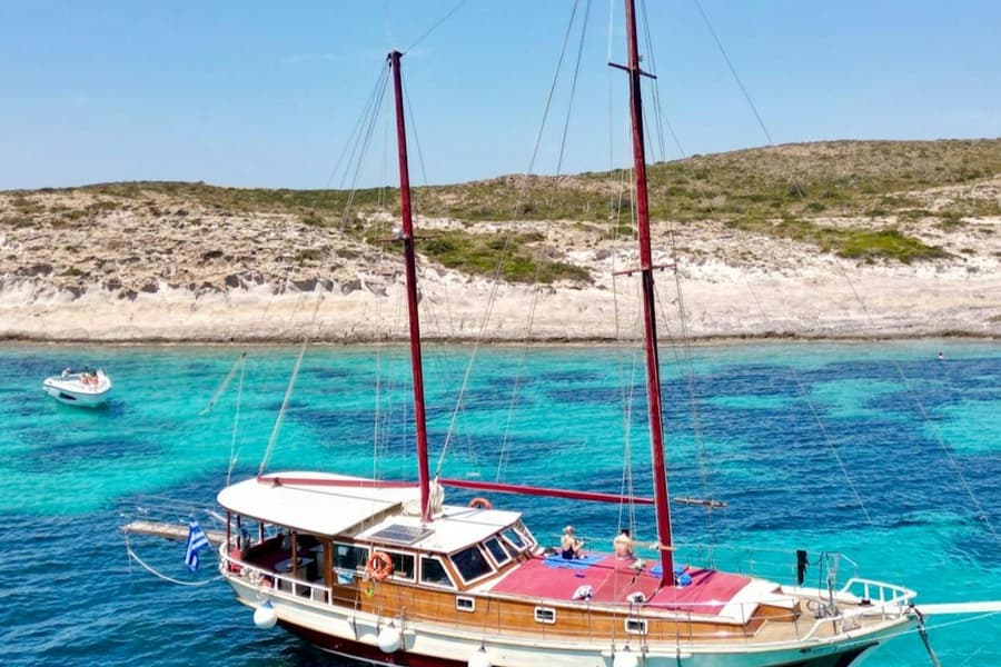 Antiparos, Blue Lagoon & Despotiko: Full-Day Cruise + Lunch + Drinks, at Day Trips from Paros, Páros