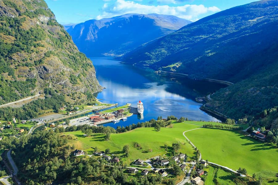 From Bergen: Full-Day Tour of Viking Village, Nærøyfjord Cruise & Flåm Railway, Bergen