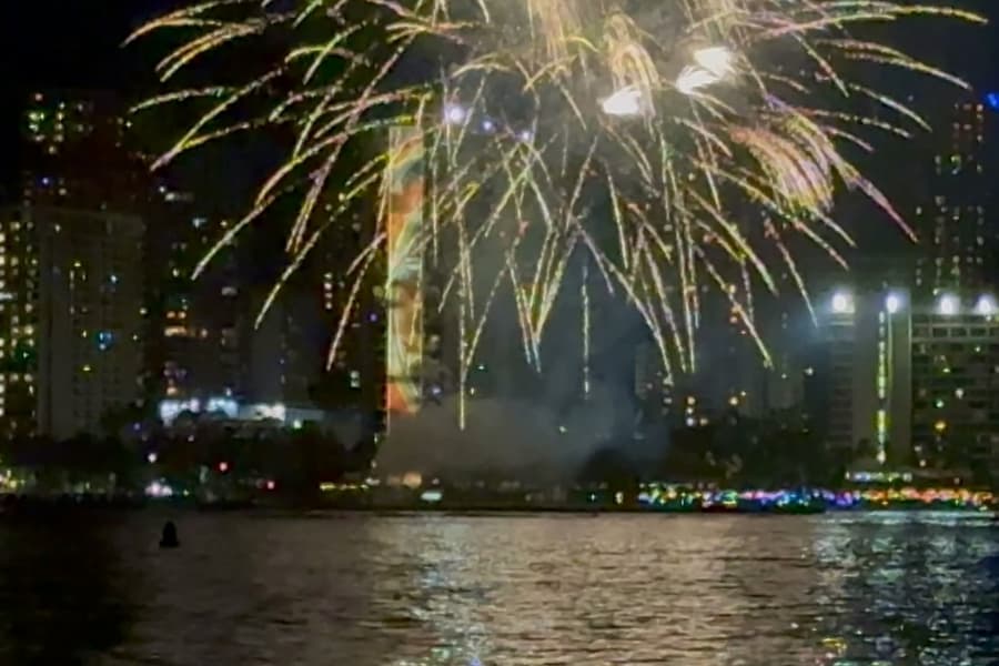 Waikiki: Friday Fireworks Boat Cruise - BYOB, Honolulu