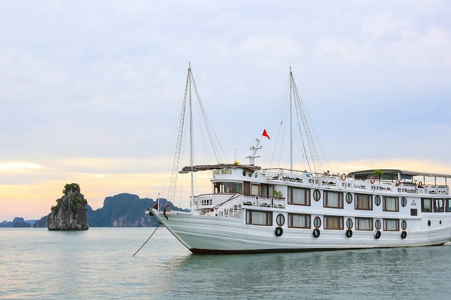Ha Long Bay: 2D1N Boat Cruise + Meals + Sung Sot & Ti Top + Optional Transfer, Thành Phố Hạ Long