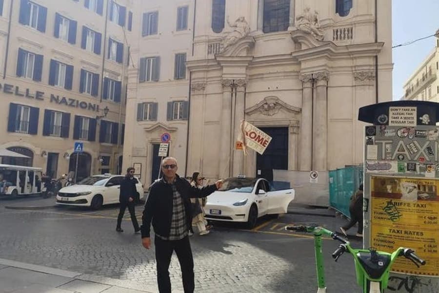Trevi Fountain Guided Tour with Exclusive Access, at Piazza di Trevi