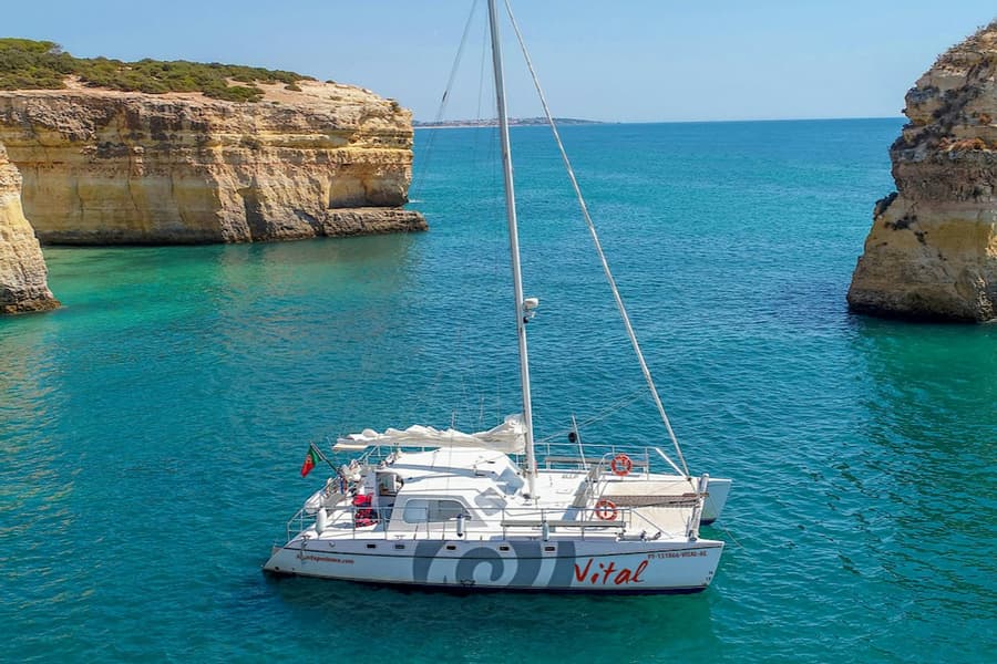 Benagil Caves: Guided Boat Tour from Vilamoura + Brunch + Open Bar, Albufeira
