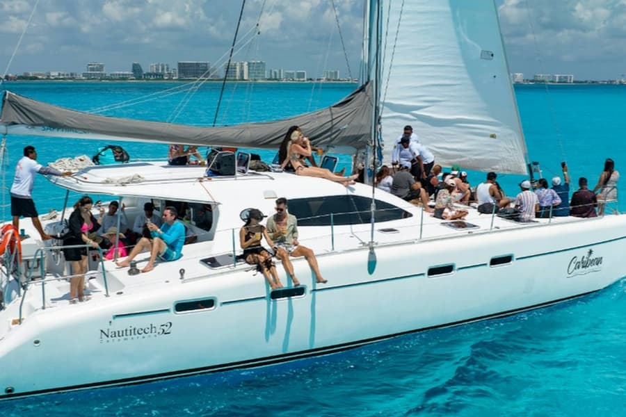 Cancun: Catamaran Tour with Snorkeling, Buffet Lunch & Drinks, at Cancún Boat and Water Activities