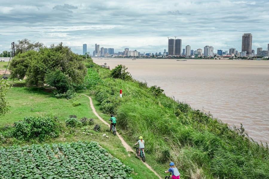 Phnom Penh: Bike and Boat Sunset Guided Tour + Transfers, Phnom Penh