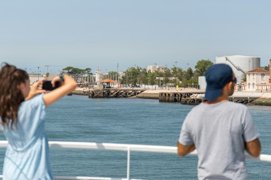 Lisbon: Tagus River Boat Tour + Drink, at Lisbon Cruises