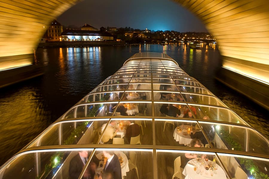 Prágai vacsorakörutazás egy nyitott üveg tetejű hajón élőzenével, Prague