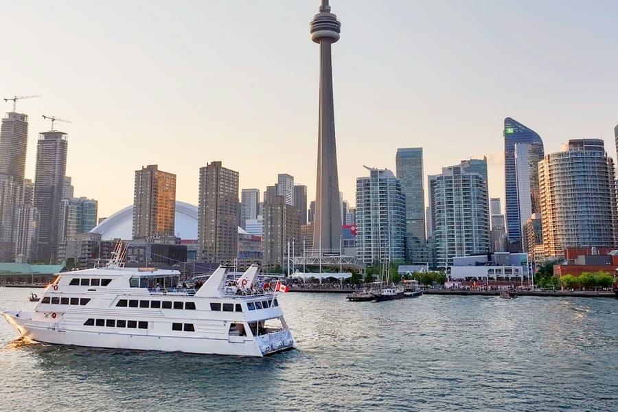Toronto Harbour: Dinner Cruise + Unlimited Drinks, Toronto