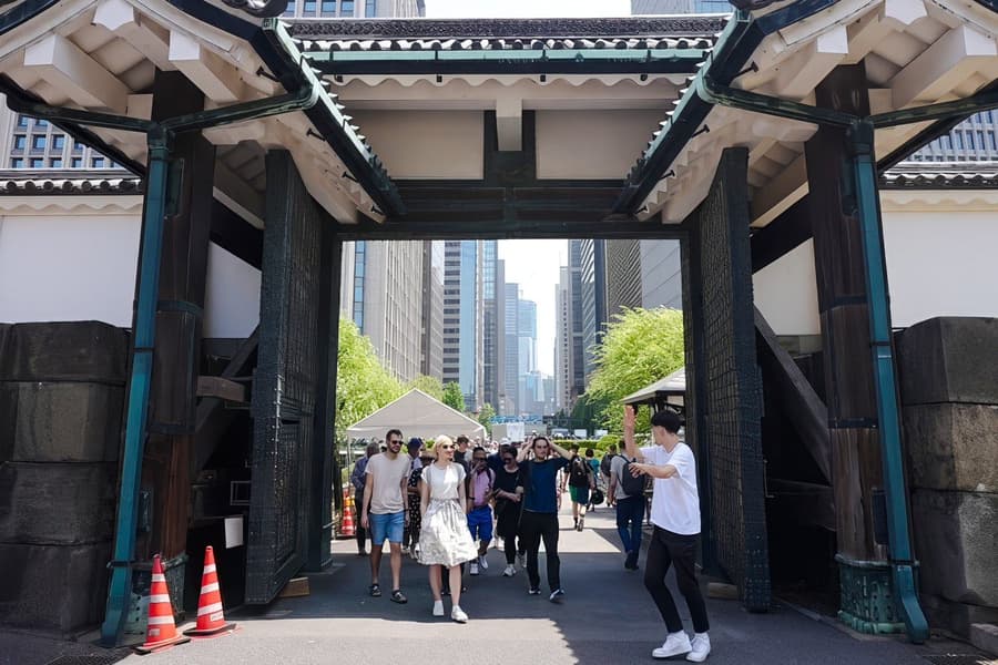 Tokyo: Imperial Palace East Gardens & Edo Castle Guided Walking Tour, Tokyo