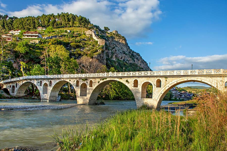 From Tirana: Berat UNESCO Heritage & Belshi Lake Day Trip, Tirana