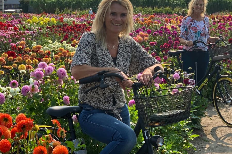 Bulb Region: Dahlia Gardens, Windmills & Castle Bike Tour, at De Tulperij
