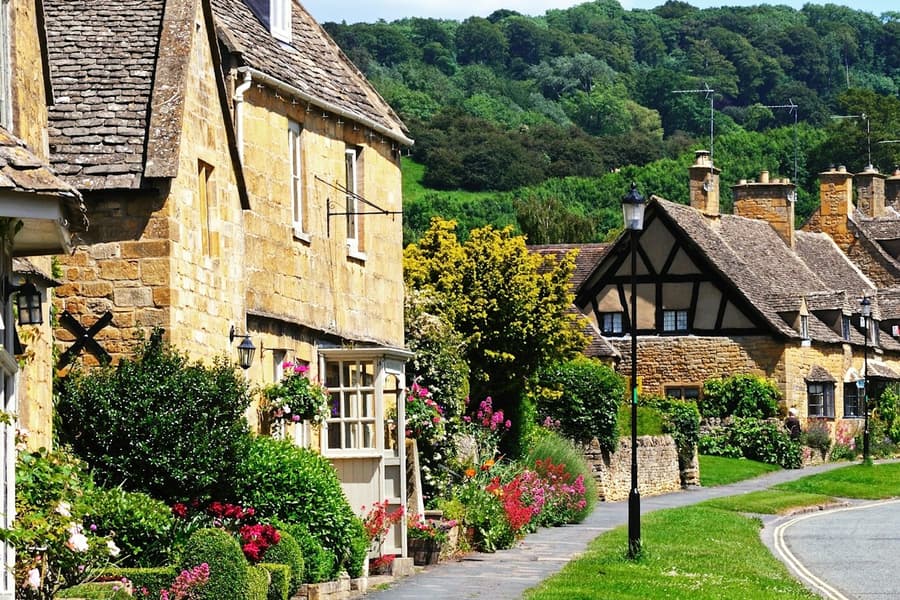 Oxford, Stratford-upon-Avon, Cotswolds & Warwick Castle: Guided Tour from London, at Cotswold Tours from London